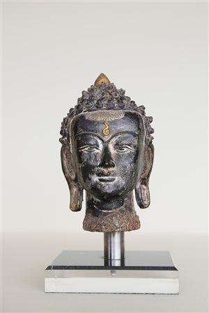 _ Kopf eines Buddha, Tibet, 18./19. Jh.;Bemalte Terrakotta mit Stoffresten,...