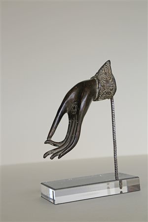 - Mudra von Tara, Nepal, 19./20. Jh.;Bronze, Länge 18 cm Die Bronze zeigt die...