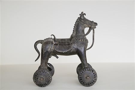 - Reitpferd auf Rädern, Indien, 19 Jh.;Bronze, Höhe 27 cm Erworben in Indien...