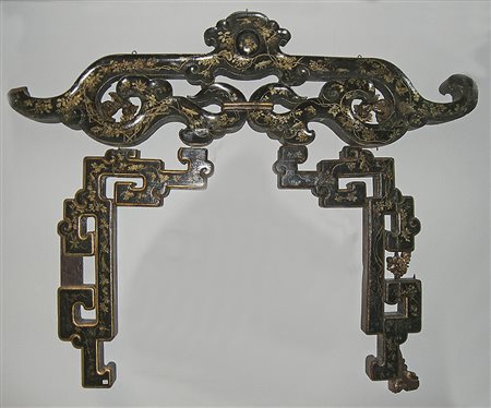 - Pagodentor, China, 18./19. Jh.;Holz, Lack- und Goldfarben, Höhe 142 cm,...
