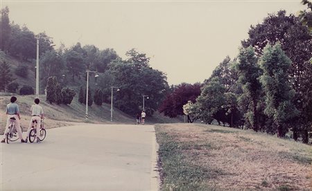 LUIGI GHIRRI (1943 - 1992) Giardini quartiere QT8, 1987 Stampa cromogenica...