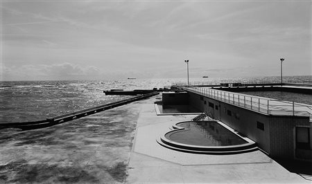EDWARD GEORGE TATGE (1951) Piscina con Mare, 2011 Stampa alla gelatina ai...