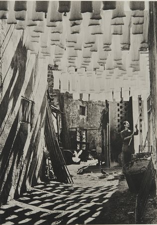 GEORGE RODGER (1908 - 1995) The Wod Suq in Tunis, 1958 Stampa al platino...