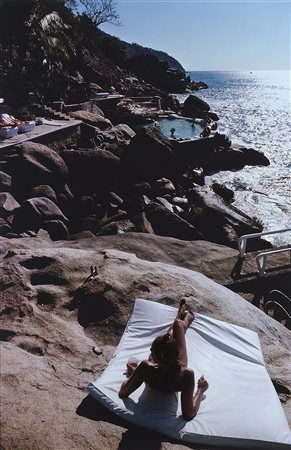 SLIM AARONS (1916 - 2006) Senza titolo, anni 1970 C-print, stampa successiva...