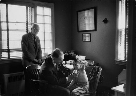 EVE ARNOLD (1913 - 2012) Il medico e il reportage, anni 1960 Stampa vintage...