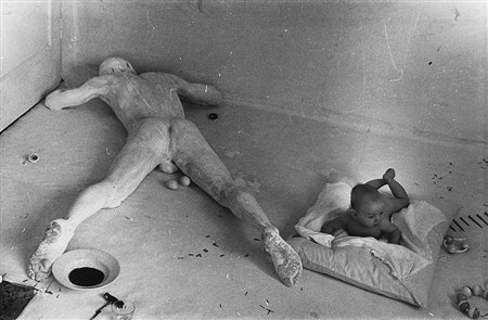 GÜNTER BRUS (1938) Azione con bambino, 1975 Stampa vintage alla gelatina ai...