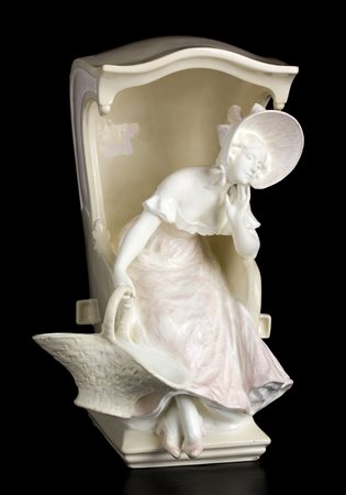 GOLDSCHEIDER - VIENNA Figura femminile liberty seduta su portantina, 1900...