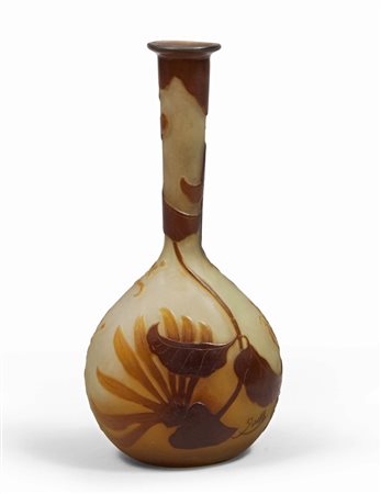 EMILE GALLÉ (Nancy 1846 - 1904) Piccolo vaso a fiaschetta in vetro cammeo,...