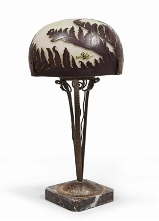 EMILE GALLÈ (Nancy 1846 -1904) Lume da tavolo con cappello in vetro acidato...