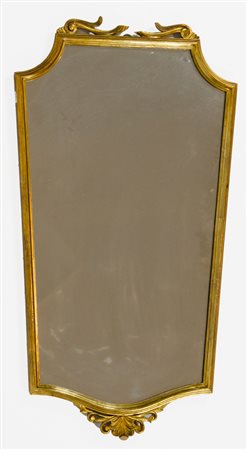 Specchio in legno dorato sagomato. cm. 106x59. (difetti).