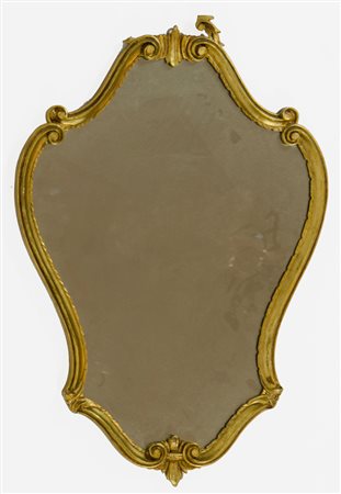 Specchio in legno dorato sagomato. cm. 78x52. (difetti).