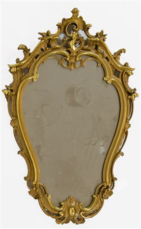 Specchio in legno dorato sagomato. cm. 90x56.