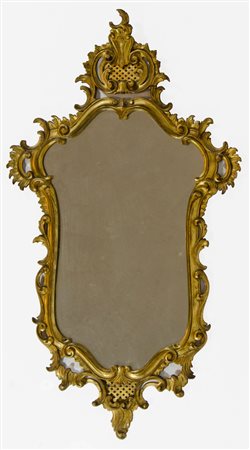 Grande specchio dorato con cimasa scolpita. cm. 126x76.