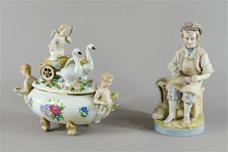 Lotto composto da scultura in porcellana e scultura in bisquit.