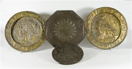 Lotto di 4 piatti in metallo sbalzato. Diam. max cm. 42.