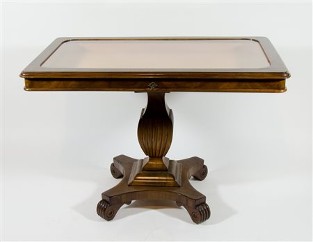 Tavolo-vetrina in legno con piano a vetro apribile, su gamba scanalata e...