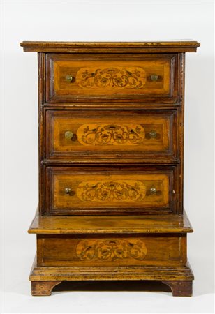 Inginocchiatoio in legno a 3 cassetti con intarsi a motivi floreali.