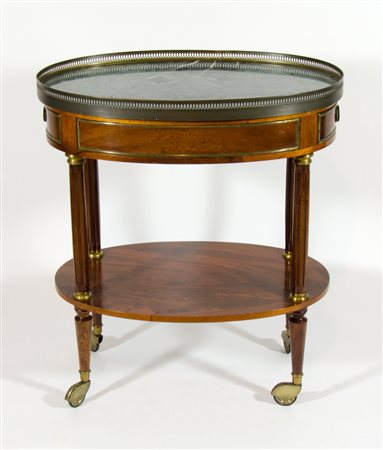 Tavolino con cassetti, piano in marmo e bordo in ottone, su ruote.