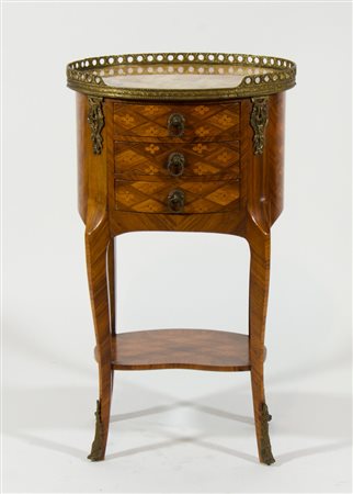 Comodino ovale a 3 cassetti e ripiani con piano in marmo e bordo in ottone.