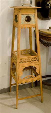 Colonna in legno chiaro intagliata. H. cm. 130.