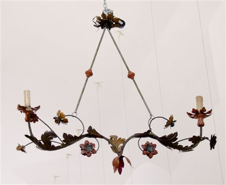 Coppia di lampadari in ferro battuto e dipinto a motivi floreali.