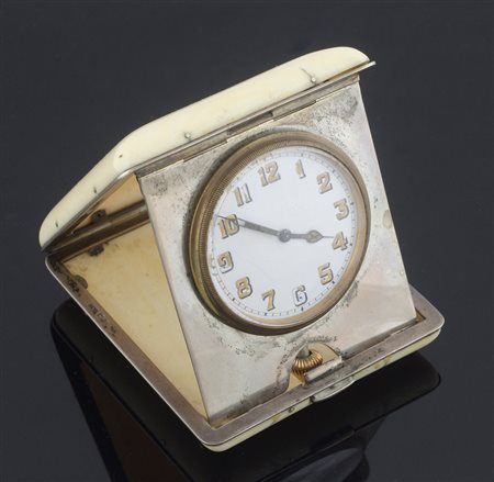Orologio da tavolo apribile in argento Londra 1919 con coperchi in avorio....