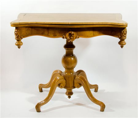 Tavolino da gioco apribile in legno chiaro con piano sagomato. cm. 78x96x49...