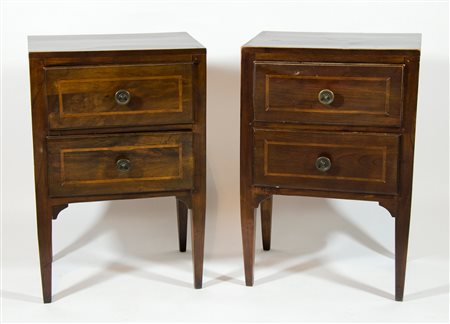 Coppia di comodini a 2 cassetti con intarsi a filettature.