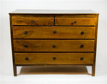 Cassettone a 5 cassetti con intarsi in legni chiari a filettature. cm....