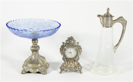 Lotto di 3 oggetti vari tra cui piccolo orologio da tavolo.