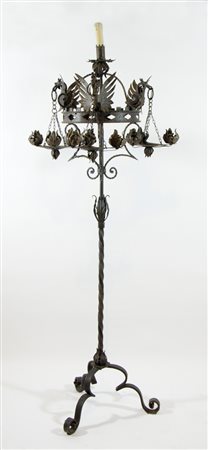 Lampada da terra in ferro battuto. H. cm. 190.