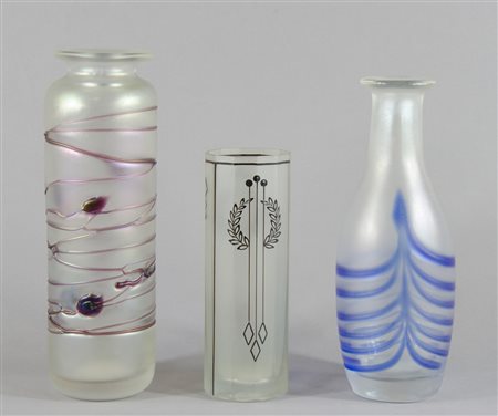 Lotto di 3 vasi in vetro decorato in stile Liberty.