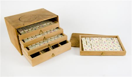 Gioco del mah-jong entro cofanetto in legno a 5 cassetti.