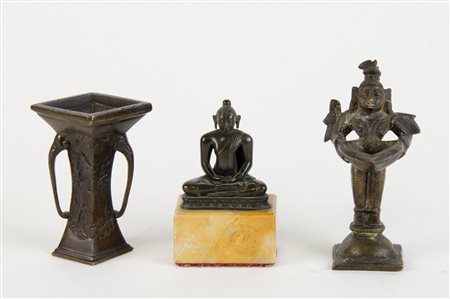 Lotto di 3 oggetti in bronzo tra cui Buddha. H. max cm. 12.