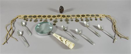 Lotto di vari oggetti tra cui lente con manico in avorio e netsuke.