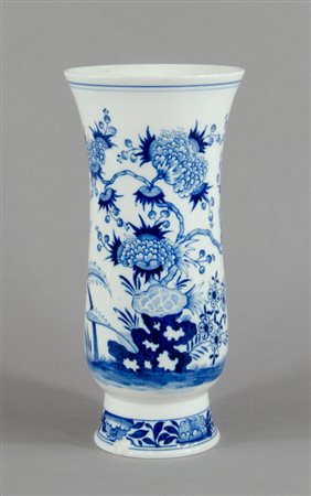 Meissen: vaso in porcellana bianca e blu decorato a motivi floreali. H. cm....