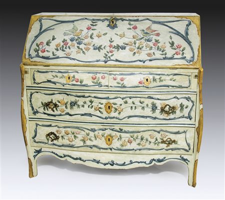 Cassettone a 3 cassetti e calatoia in legno laccato decorato a motivi...