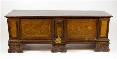 Cassapanca in legno con fronte decorato ad intarsi in legno chiaro. XIX...