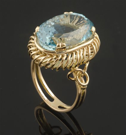 Anello in oro giallo con Acquamarina naturale taglio ovale