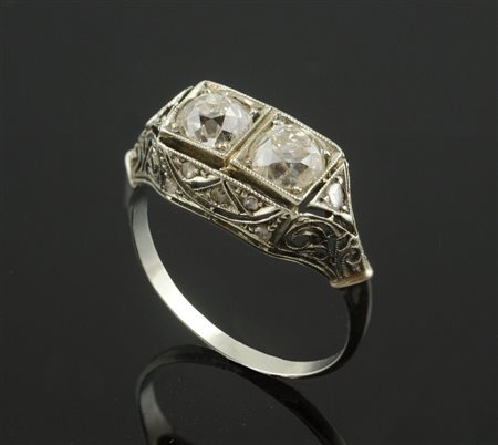 Anello in oro bianco con lavorazione a traforo, due diamanti taglio antico...