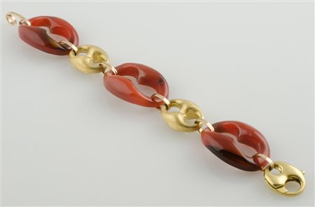 Bracciale in oro giallo con grandi maglie marine satinate alternata a grandi...