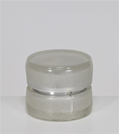 FIDENZA VETRARIA Lampada da tavolo in vetro stampato e metallo cromato, anni...