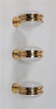 MAZZA SERGIO (n. 1931) Tre lampade da parete in ottone e cristallo pressato,...