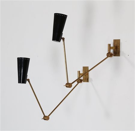 STILNOVO Coppia di lampade da parete in ottone e metallo laccato, anni 50....