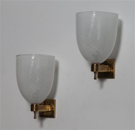 VENINI Coppia di lampade da parete in ottone e vetro a reticello, anni 50. -....