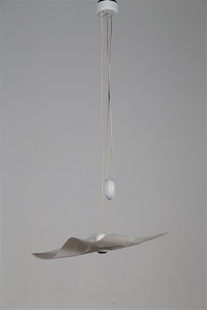 BELLINI MARIO (n. 1935) Lampada a sospensione in lamiera plastica e tessuto...