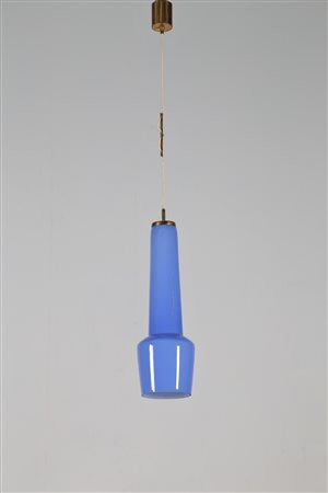 STILNOVO Lampada a sospensione in ottone e vetro incamiciato, anni 60....