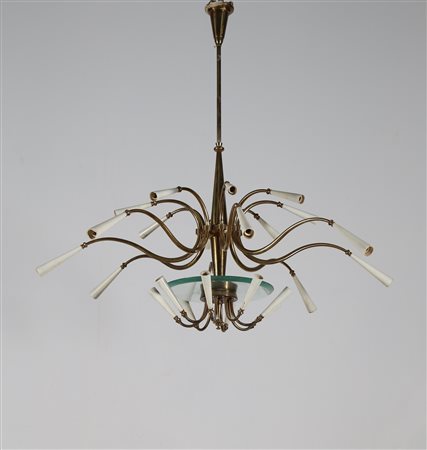 LUMI MILANO Attrib. Lampadario in ottone, metallo laccato e vetro, anni 50....