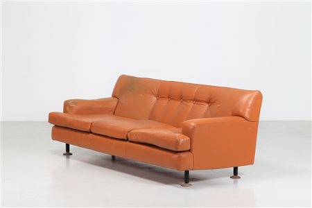 ZANUSO MARCO (1916 - 2001) Divano con struttura e supporti in legno e...