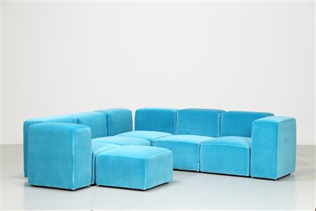PIRETTI GIANCARLO (n. 1940) Divano modulare in tessuto e plastica, per...